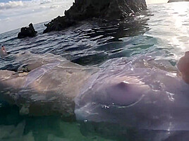 ハワイの海辺で美女とセックス4389439848398948983984893983434