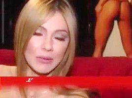 Abre las piernas y ensena la tanga 