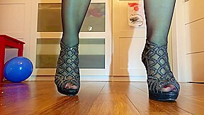 Adora le mie scarpe schiavo!
