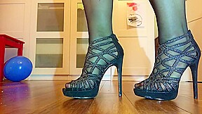 Adora le mie scarpe schiavo!