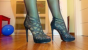 Adora le mie scarpe schiavo!