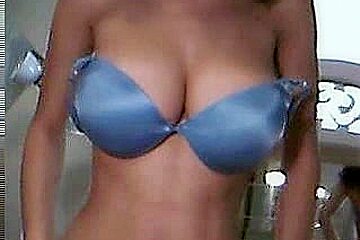 Amateur coquette reveals her huge juggs in the webcam show