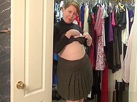 American milf Brie Bently plays with her meaty cunt lips