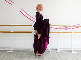 Anna Sigarga with gymnastics never seen before