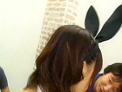 Asiatisches Bunny Hat Ersten Dreier Und Bekommt Crampie
