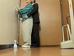 B3H0302- Cleaning lady's mature wife is by a young man to suck cock