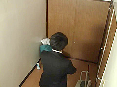 B3H0302- Cleaning lady's mature wife is by a young man to suck cock