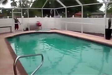 BBW culona se folla al vecino en la piscina