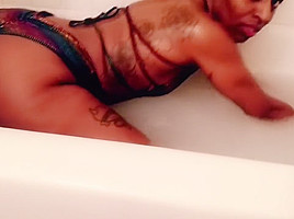 Badass Qu₤₤n-Coming Hard Milkbath twerk Promo