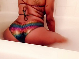 Badass Qu₤₤n-Coming Hard Milkbath twerk Promo