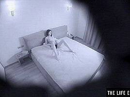 Beauty Likes To Be Watched As She Masturbates To An Orgasm
