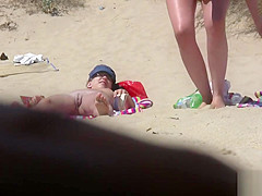 Big PUSSY Lips Close-Up Beach Amateurs MILFS Video