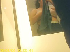 Big woman in bra also looks very sexy on changing room vid