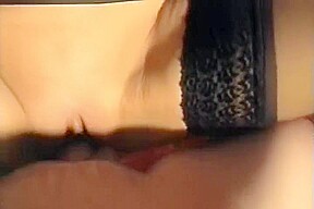 Bimbo mature se masturbe la chatte avec un gode et se fait enculer