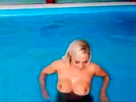 Blowjob am Pool