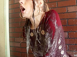 Bored Lady Found A Gloryhole On The Wall