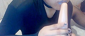 Crossdresser jugando con su nuevo juguete
