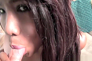 Deepthroating tgril wanks cock at casting