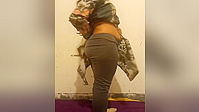 Desi Girl Shows Her Ass