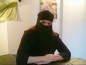 Djamila en collants sous sa djellaba