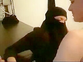 Djamila en collants sous sa djellaba