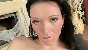 EMMA EN HALLOWEEN SE DeSHABILE SE CARESSE ET SE MASTURBE AVEC UN SEX TOY