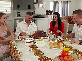 Everything Goes Wrong For Thanksgiving - S4:e2