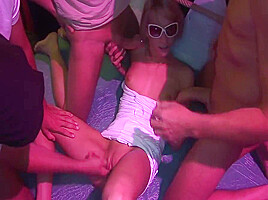 German Gangbang-Party: Paris Pink enjoys Fickparty
