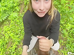 Girlfriend Gets A Facial In The Woods