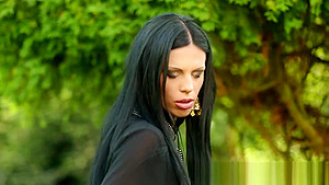 Glam clothed les strapon