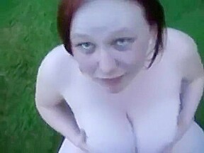 Gordita pelirroja le pegan tremenda cogida en el bosque
