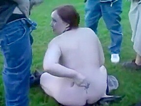 Gordita pelirroja le pegan tremenda cogida en el bosque