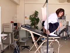 Gynecologist fingers a dripping asian twat in video