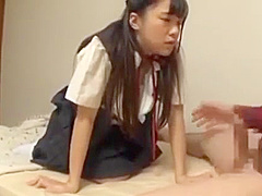 Hoc sinh trung hoc tap t&agrave nh du dit