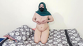 Hot Muslim Lady In Arab Niqab Orgasm With Dildo