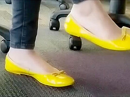 Hot shoeplay in yellow flats in computer lab