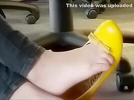 Hot shoeplay in yellow flats in computer lab