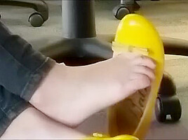 Hot shoeplay in yellow flats in computer lab