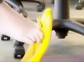 Hot shoeplay in yellow flats in computer lab