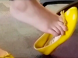 Hot shoeplay in yellow flats in computer lab