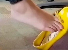 Hot shoeplay in yellow flats in computer lab