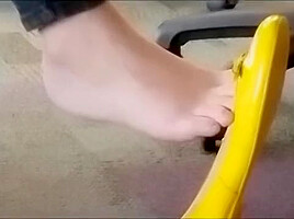 Hot shoeplay in yellow flats in computer lab