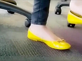 Hot shoeplay in yellow flats in computer lab