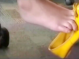 Hot shoeplay in yellow flats in computer lab