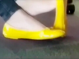 Hot shoeplay in yellow flats in computer lab