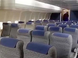 Hotesses de l'air baisees par un mec dans un avion