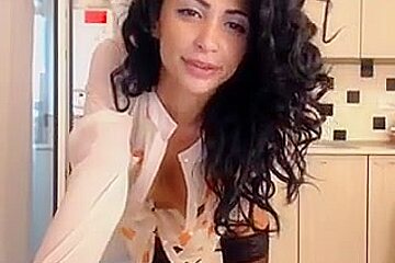 Indian babe plays and squirts on cam