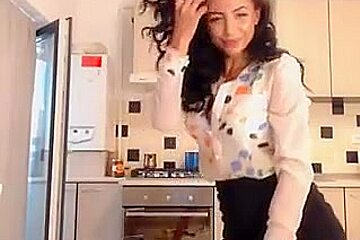 Indian babe plays and squirts on cam