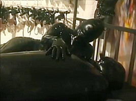 Inflatable rubber bodybag