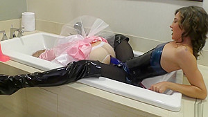 Janira Wolfe sodomise violemment le sissy dans la baignoire - Pegging